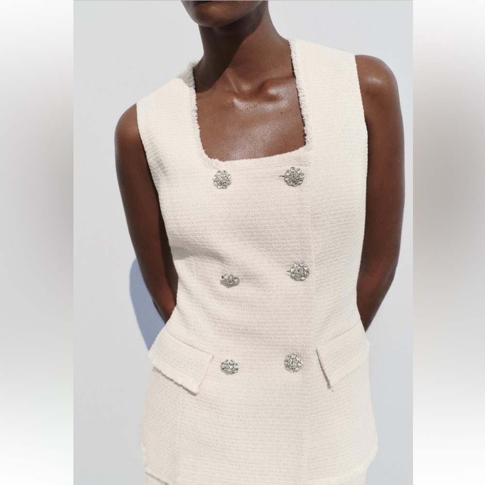 Square neck vest. Front flap pockets. Metallic thread details. ZARA